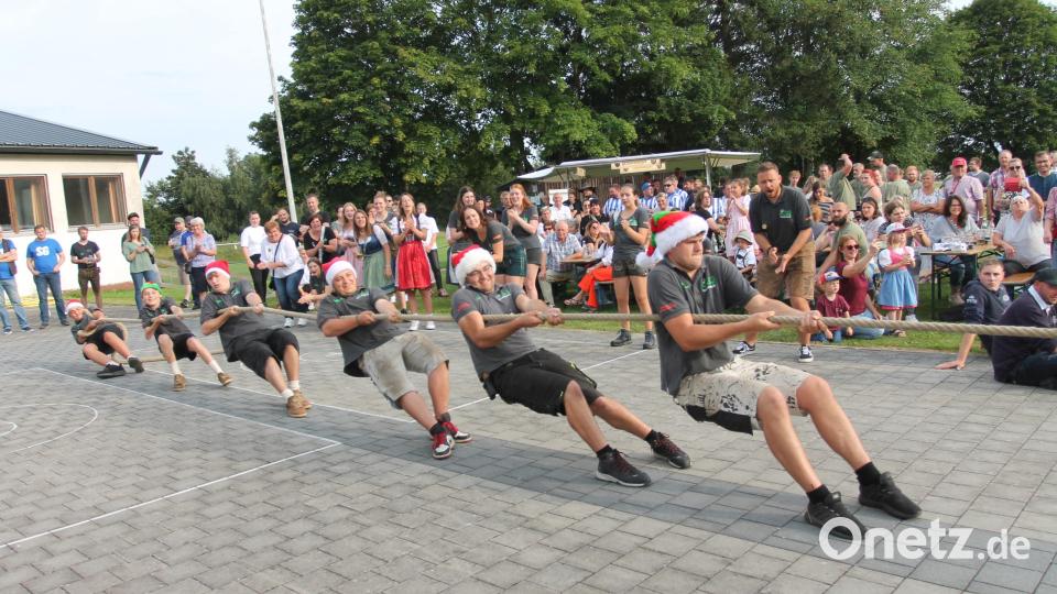Die Waidhauser Festburschen beweisen Muskelkraft. Bild: pi