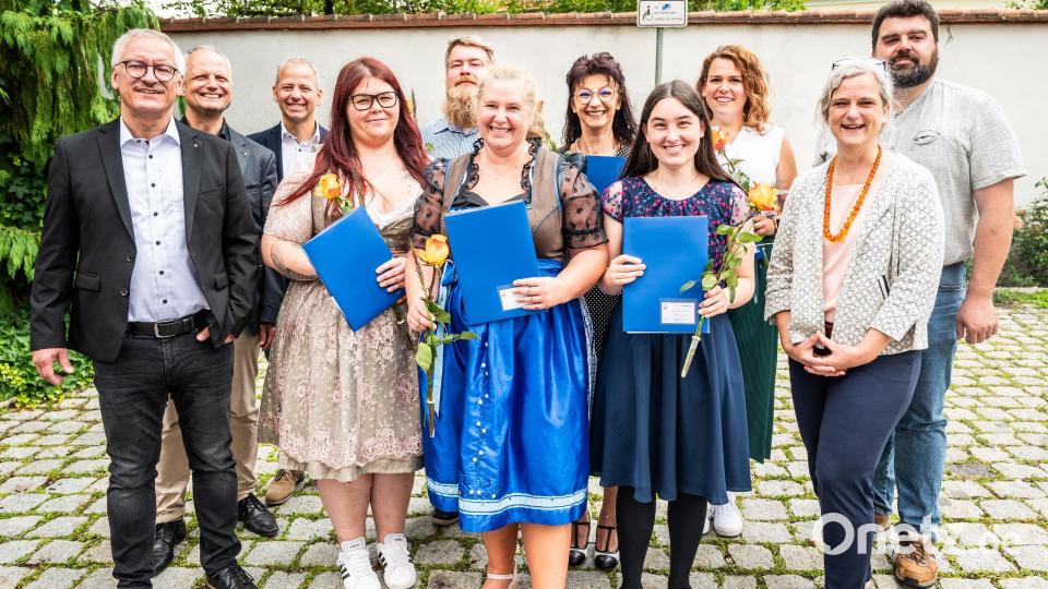 Die Jahrgangsbesten wurden mit dem Staatspreis der Regierung der Oberpfalz für sehr gute Leistungen ausgezeichnet. Bild: Schophoff/exb