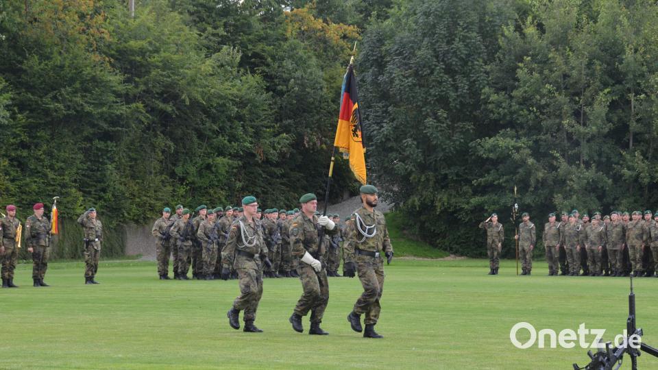 Die Tambure des Heeresmusikkorps schlugen zum Hervortreten der Truppenfahne einen Marsch, Bild: dob
