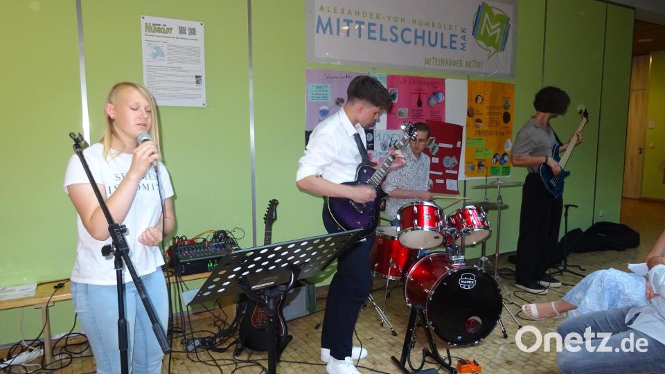 Die Schulband lockerte die Feier mit vielen Beiträgen auf. Bild: apr/exb
