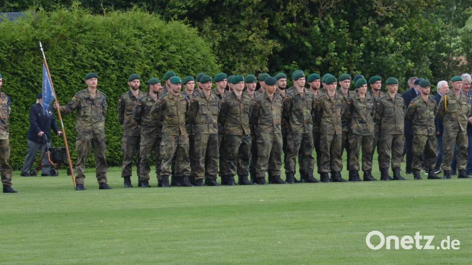 Auf dem grünen Rasen des Fußballplatzes nahmen die Rekruten Aufstellung. Bild: dob