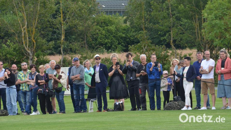 Vom Seitenrand aus beobachten Familienangehörige das Zeremoniell. Bild: dob