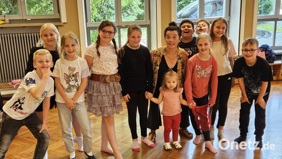Ein zehnteiliges Training mit Doris Hofmann (Sechste von rechts) weckte bei einen guten Dutzend Kindern die Freude am Theater. Bild: Modernes Theater Tirschenreuth/exb