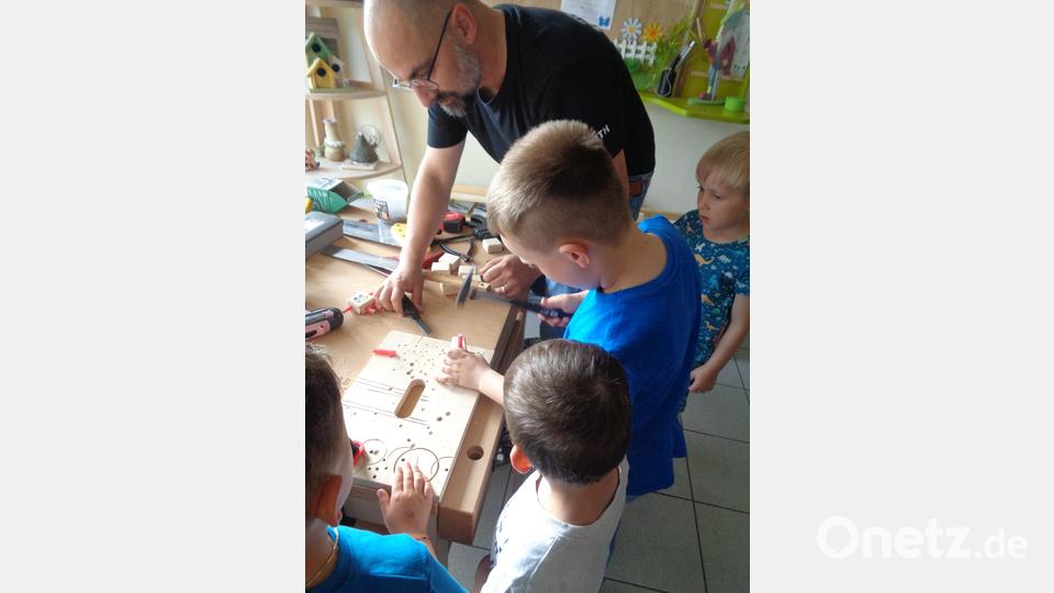 Stefan und Katrin Schulz, Eltern eines Kindergartenkindes, waren im Kindergarten und haben mit einer Kindergartengruppe eine Werkprojekt durchgeführt. Bild: Kinderhaus Steinwaldzwerge/exb