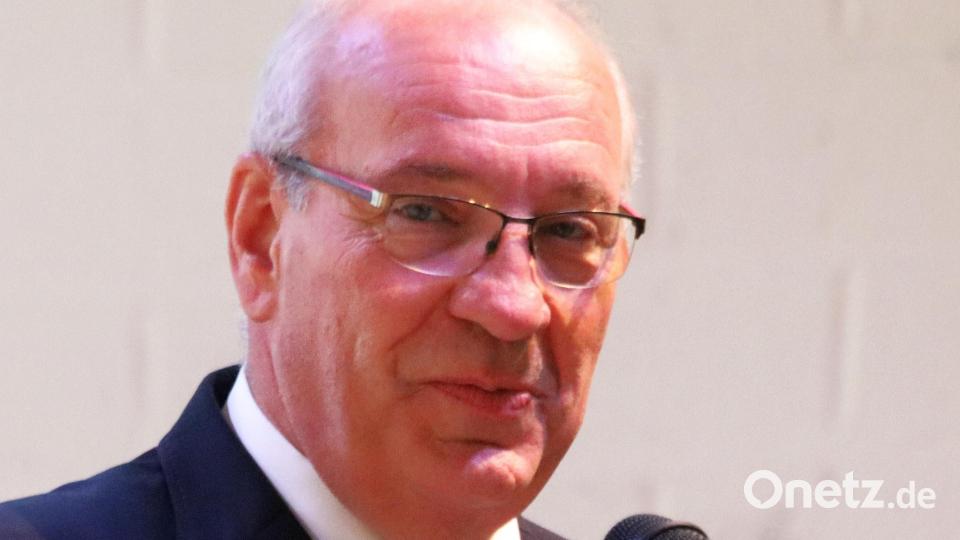 Bezirkstagspräsident Franz Löffler wünschte den Absolventen viel Erfolg auf ihren weiteren Berufsweg und hatte auch eine interessante Zahl parat: 90 Prozent der Absolventen setzen ihre Ausblidung an einer Hochschule fort. Bild: mfh