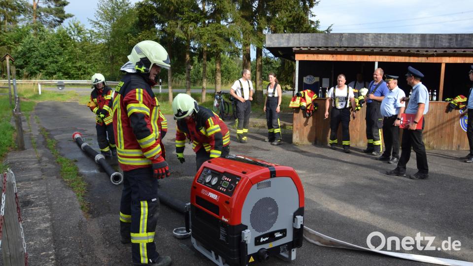 Das Schiedsrichterteam mit Kreisbrandinspektor Martin Weig, Kreisbrandmeister Thomas Kleber sowie Anton Schwägerl bestätigt den Frauen und Männern der Feuerwehr Moosbach beste Leistungen. Bild: gi/exb