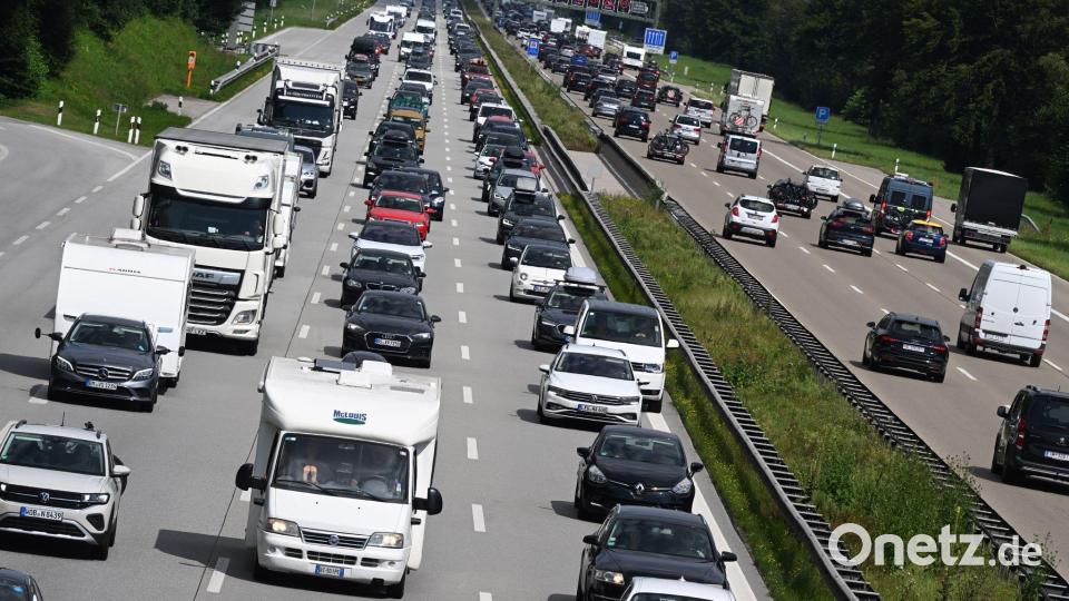 Alle Bundesländer in den Sommerferien: Deutschlandweit erwartet der ADAC ein schlimmes Stauwochenende. Bild: Felix Hörhager/dpa