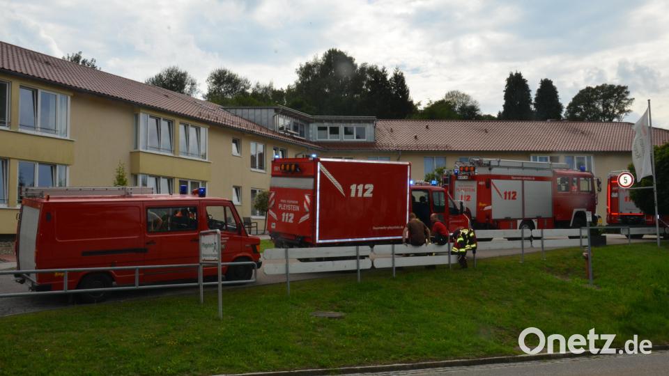 Ein großes Feuerwehraufgebot war am Pflegeheim &quot;Wohnen am Kreuzberg&quot; vorgefahren. Grund war lediglich ein defektes Ventil einer Beatmungsflasche. Bild: dob