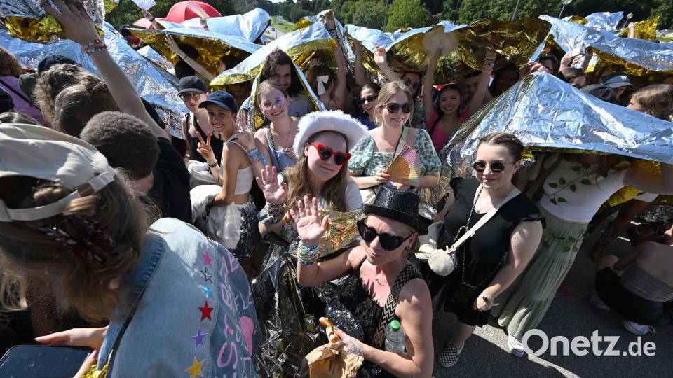 Fans stehen vor dem Eingang zum Olympiastadion. Bild: Felix Hörhager /dpa