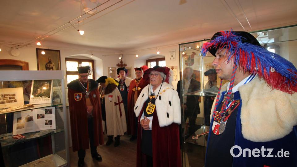 Kurt Fischbach alias "Konrad von Winterstetten", Hochmeister des Deutschen Ritterbunds (Bildmitte), zeichnete die bewegte Geschichte des Ritterbundswesens nach. Rechts Werner Ponnath ("Werner von Podewils"), Großmeister des Kemnather Ritterbunds. Bild: bjp