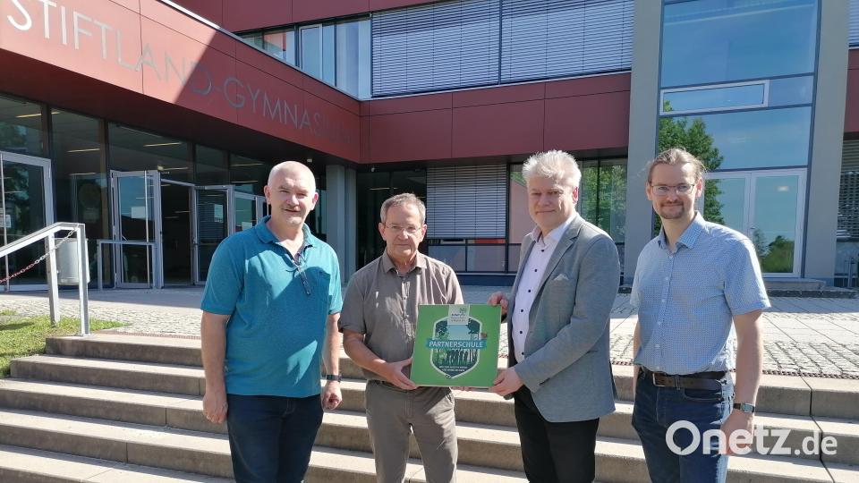 Das Stiftland-Gymnasium ist nun Partnerschule des Bund Naturschutz. Von links: Oberstudienrat Uli Roth, BN-Vorsitzender Werner Schubert sowie Schulleiter Oberstudiendirektor Matthias Weiser und Stellvertreter Studiendirektor Martin Putzlocher. Bild: Stiftland-Gymnasium Tirschenreuth/exb