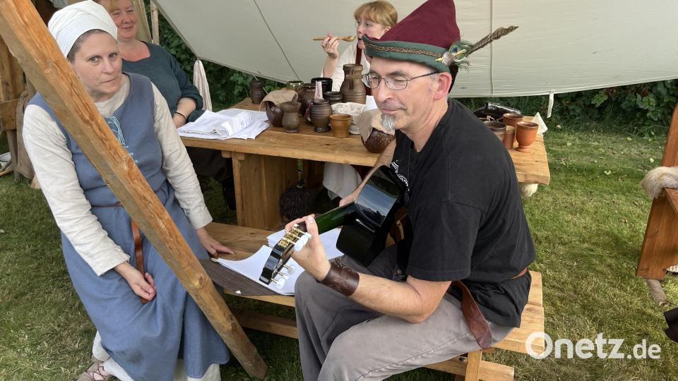 Mittelalterlicher Gesang an verschiedenen Zelten lädt zum Staunen und Mitsingen ein. Bild: sns