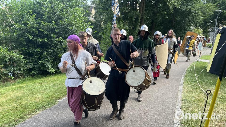 Die Musikgruppe "Satyrias" zieht viele Blicke auf sich. Bild: sns