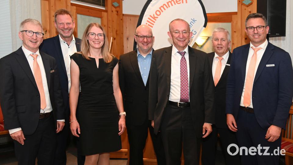 Vorstand und Aufsichtsrat der Raiffeisenbank Hirschau, jedoch ohne den Aufsichtsrat Liborius Gräßmann. Unser Bild zeigt von links: Vorstand Klaus Wild, Aufsichtsrat Alwin Märkl, Franziska Barth (Genossenschaftsverband Bayern e.V.), Aufsichtsrat Dieter Kohl, Aufsichtsratsvorsitzender Martin Nagler, Ulrich Reindl und Vorstandssprecher Michael Hirmer. Bild: gf
