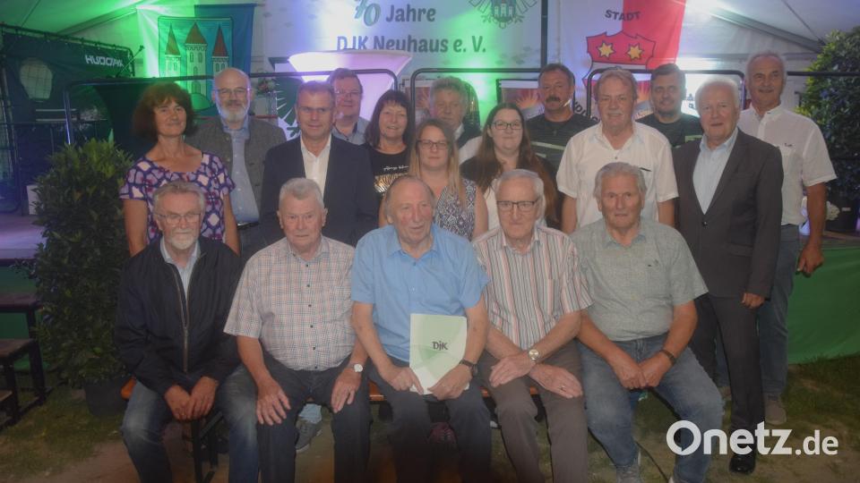 Das &quot;Tafelsilber&quot; der DJK Neuhaus: Ferdinand Schönberger, Ernst Schönberger, Manfred Punzmann, August Schieder und Johann Kreinhöfner (sitzend, von links) gründeten den Verein vor 70 Jahren mit. Bild: fz