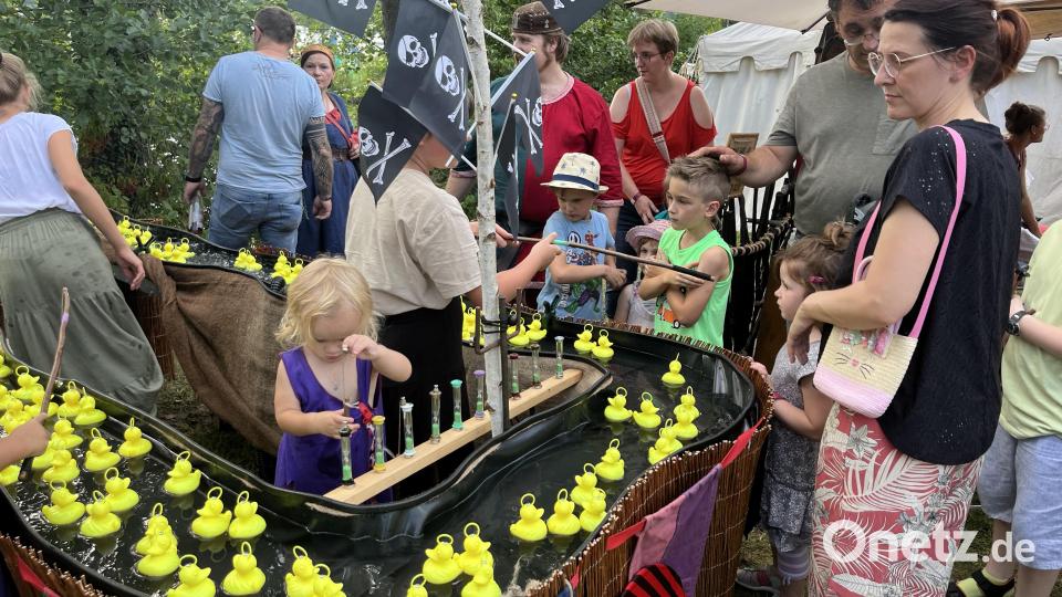 Die kleinen Besucher vertreiben sich die Zeit mit Entenangeln. Bild: sns