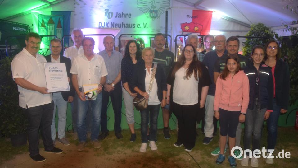 Verdiente Mitglieder erhielten Auszeichnungen durch den Bayerischen Fußballverband, den Bayerischen Landessportverband und Bayerischen Turnerbund. Bild: fz