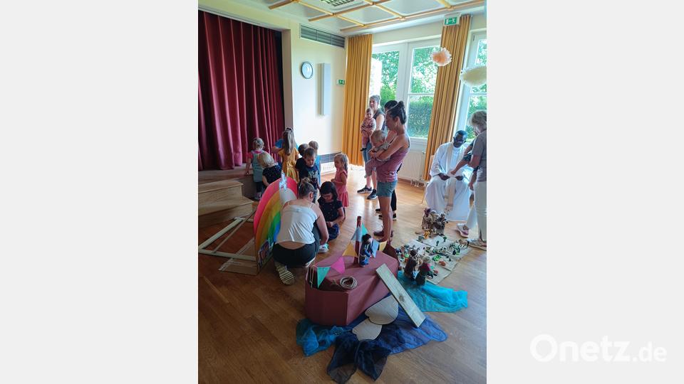 Das Kleinkinder-Godi-Team hatte zum Mitmachgottesdienst eingeladen. Thema: Die Geschichte von Noah und der Arche. Bild: Roman Melzner/exb