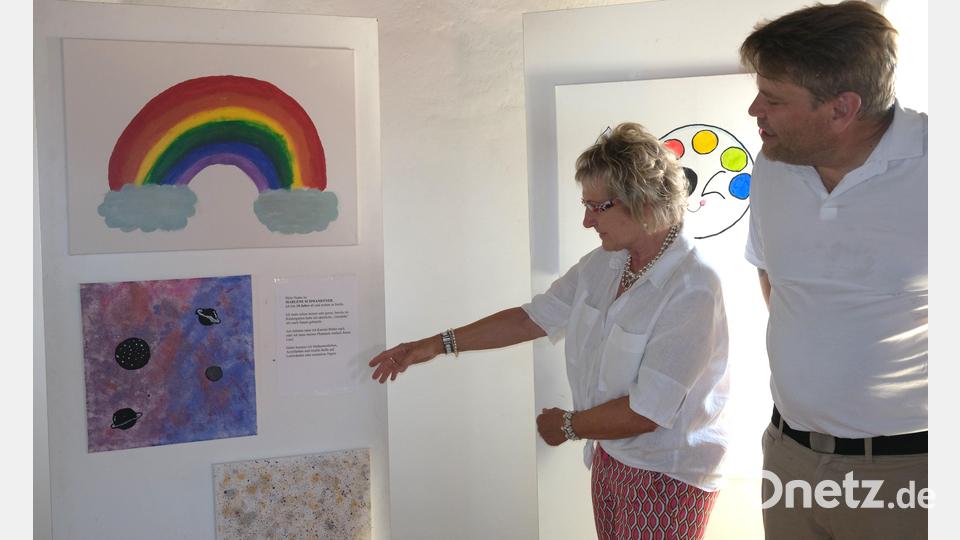Irene Ehemann führt durch die Ausstellung junger Künstlerinnen im Oberen Tor. Bild: Hirsch