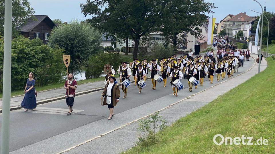 Prächtiger Festzug durch die Straßen von Tännesberg Bild: Josef Glas
