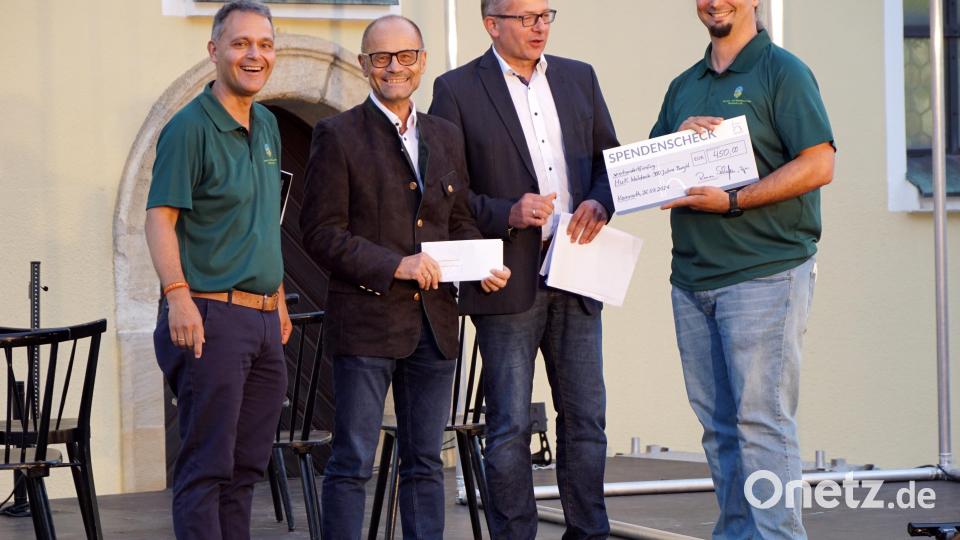 Für ihre kulturelle Arbeit wurde der HuK mit 900 Euro vom Landkreis und der Stadt Kemnath belohnt. V.l.: Leonhard Zintl, stellvertretender Landrat Dr. Albert Scheidler, Bürgermeister Romann Schäffler und Johannes Wagner. Bild: bkr
