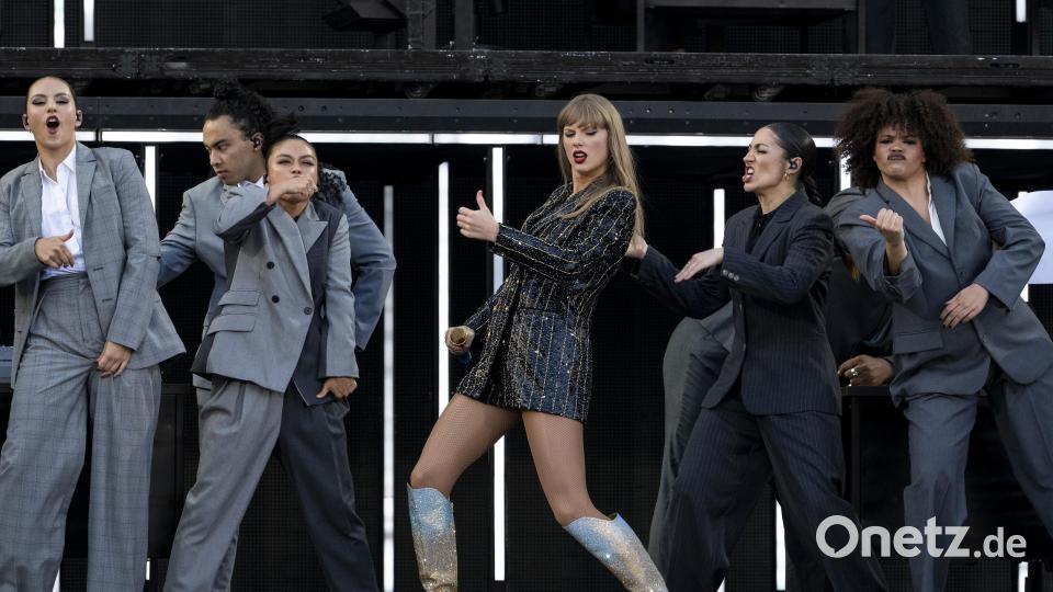 Taylor Swift steht mit ihren Bachup Tänzern im Olympiastadion auf der Bühne. Bild: Lennart Preiss/dpa