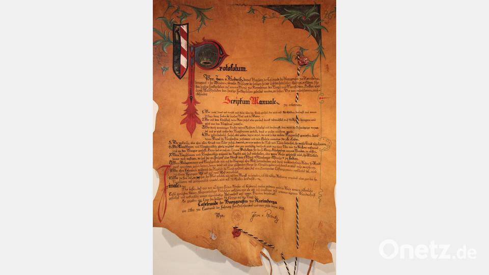 "Wer Burghfrauen und Burghmaidlein gierig anglotzet oder gar unzüchtig berühret, wird zu einer Pön von 50 Hällern verknurret und an den Pranger gestellt." Humor, Anstand, Traditionsverbundenheit und Disziplin spiegeln sich in dieser augenzwinkernden Festkapitelordnung eines Nürnberger Ritterbunds von 1959 wider. Mit ihren Ritternamen und Gewändern und mit einer altertümelnden Sprache ziehen die "Ritter" während ihrer Zusammenkünfte eine bewusste Grenze zur "profanen" Alltagswelt. Bild: bjp