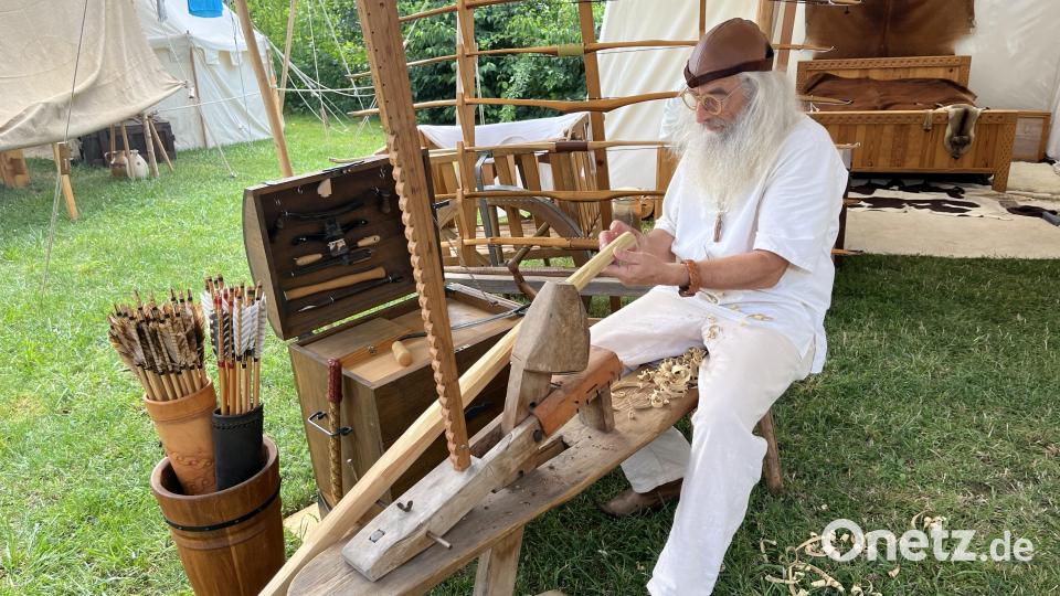 Handwerker, wie hier ein Schnitzer, stellen ihre Erzeugnisse aus Bild: sns