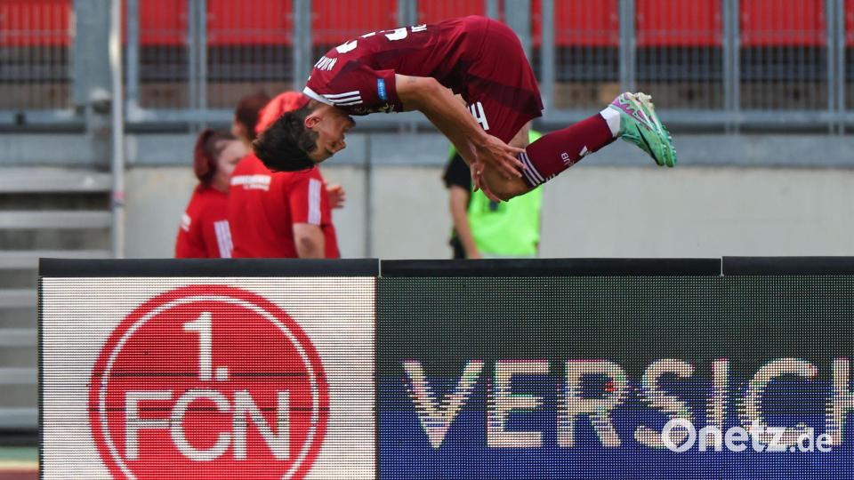 Wie früher Salto-Klose: Dustin Forkels Jubel-Sprung nach seinem Tor. Bild: Daniel Karmann/dpa