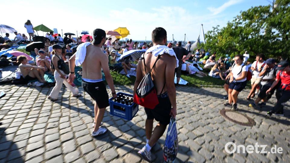 Die Fans ließen sich von der Hitze nicht abschrecken. Bild: Felix Hörhager/dpa