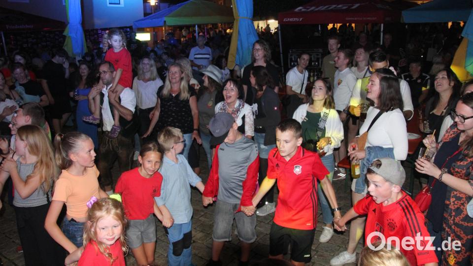 Party-Zeit war am Samstag auf dem Falkenberger Marktplatz. Bild: kro