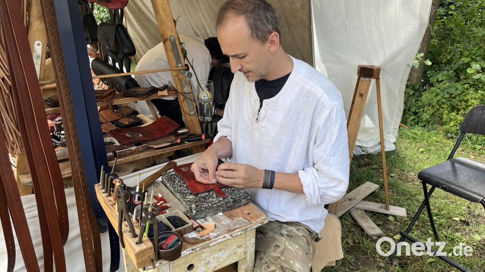 Ein Schuster bei der Reparatur von Geldbörsen Bild: sns