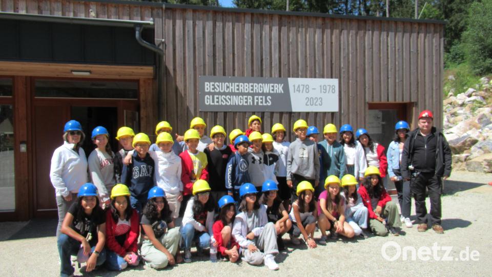 Eine Gruppe aus Peru schaute sich das Bergwerk an. Bild: Alfons Klingel/exb