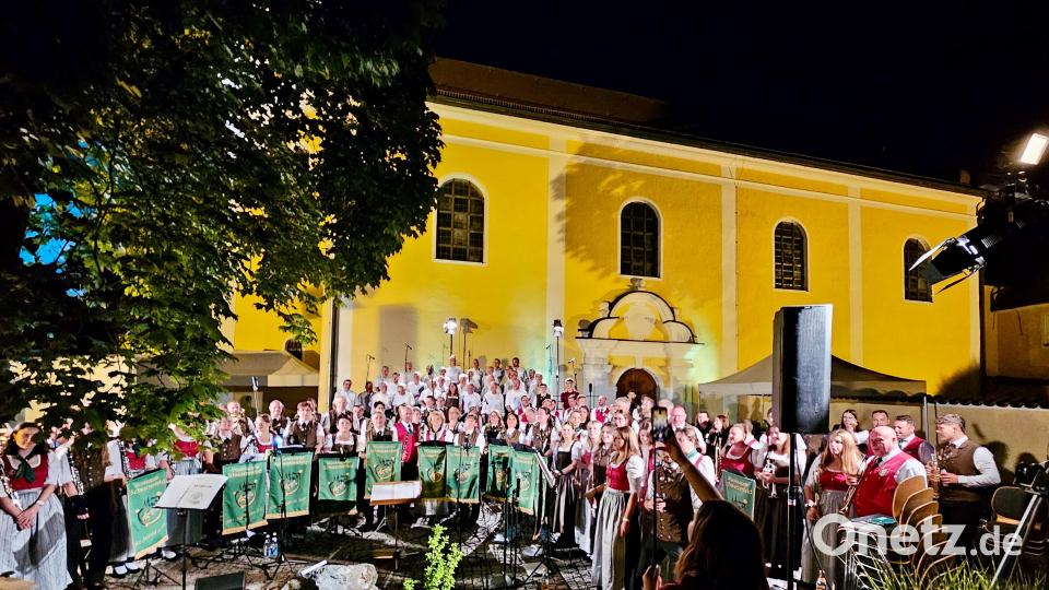 Über 1000 Besucher kommen zur gemeinsamen Serenade von Musikkapelle und Bergchor anlässlich ihrer Jubiläen. Bild: mab