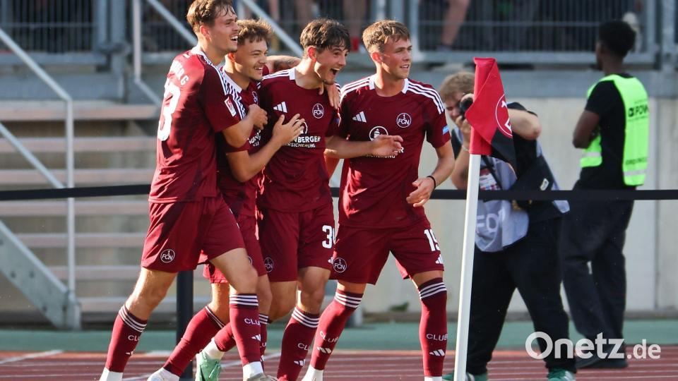 Nürnberger Torjubel mit Dustin Forkel (M) gegen den großen Gegner Juve. Bild: Daniel Karmann/dpa