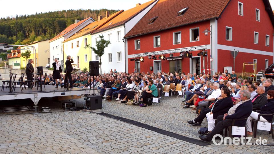 300 Zuschauer waren zur Theateraufführung „Jedermann“ auf den Waldecker Marktplatz gekommen. Bild: bkr