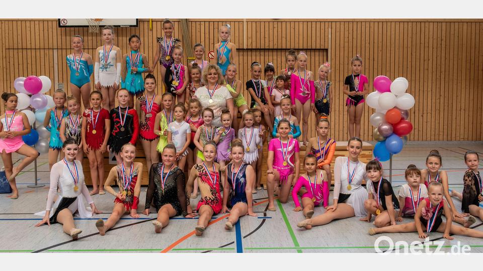 Nur Siegerinnen gab es beim IBA-Cup in der Sparte Rhythmische Sportgymnastik des Inter Bergsteig. Zusammen mit den jungen Gymnastinnen präsentierte sich ihre Trainerin Olga Tesmann (Bildmitte) sowie die beiden Nachwuchstrainerinnen Jenny Edel (vorne, links) und Nicole Solovyanenko (vorne, Sechste von rechts), die ebenfalls zu den aktiven Teilnehmerinnen gehörten. Bild: Alexander Edel