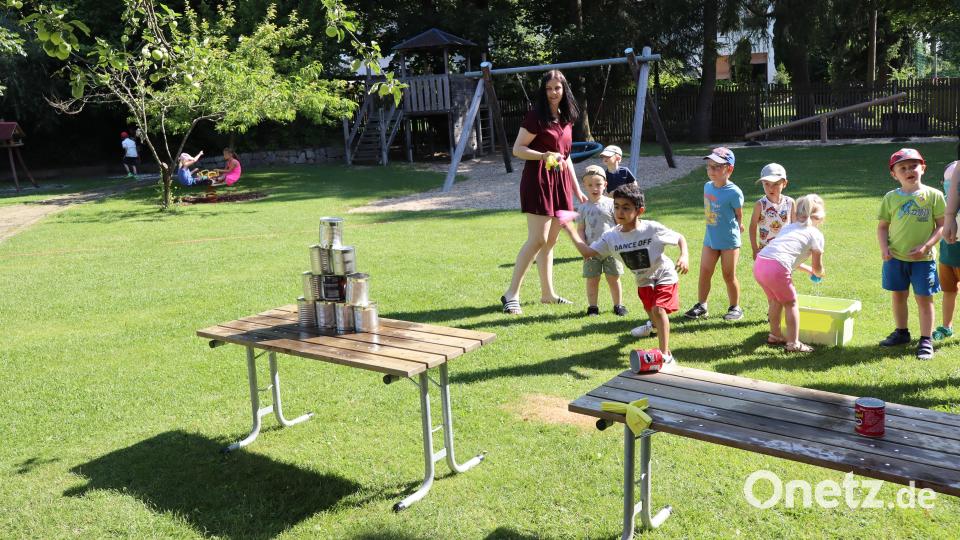 Das Dosenwerfen mit Schwämmen kam gut an. Bild: Korina Brenk/exb