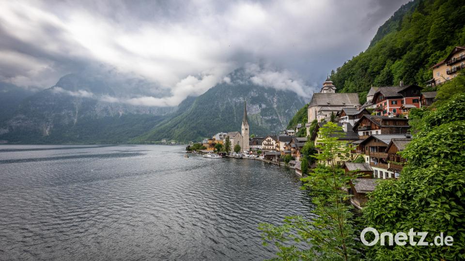 Hallstatt ist besonders bei asiatischen Touristen sehr beliebt. Busladungsweise werden die Menschen dort abgeladen. Für die Anwohner ist der Tourismus inzwischen kaum noch auszuhalten. Besonders weil viele Touristen es nicht verstehen, dass man Privatgrundstücke und Häuser, in denen Menschen leben, nicht einfach betreten darf. Bild: Peter Müller