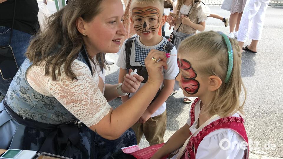 Die Eltern-Kind-Gruppe-Leiterin Moni Dietrich ist sehr gefragt beim Kinderschminken. Bild: mma