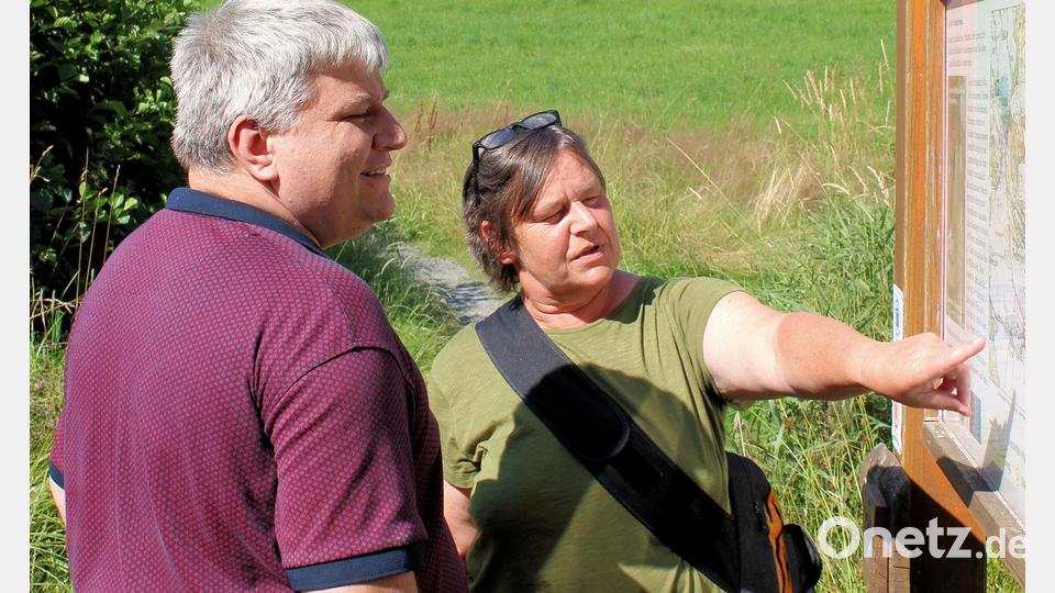 Grünen-Bundestagsabgeordneter Stefan Schmidt (links) und Dritte Bürgermeisterin Lisa Rauh beim Rundgang durch das Naturerlebnisdorf. Bild: Büro MdB Stefan Schmidt/exb