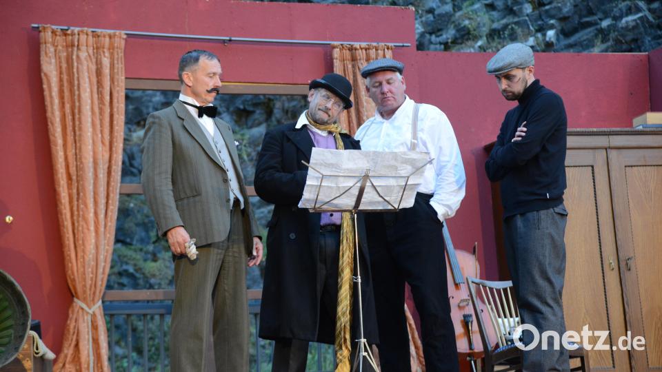 Die vier &quot;Musiker (Heinz Rast, Richard Beer, Mario Piller und Michael Simmerl, von links) studieren ihre Noten. Bild: bey