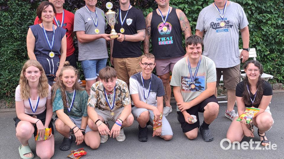 Zur Siegerehrung waren (stehend von links) Kerstin Caudle, Thomas Schneider, Johannes Kraus, Shawn Hoose, Danny Gennaro, Dave Caudle, (kniend von links) Hannah Kraus, Laura Seebauer, Brannon Seifert, Timo Bayer, Valentin Dötsch und Tamina Bayer aufgerufen. Bild: Lothar Ziegler/exb