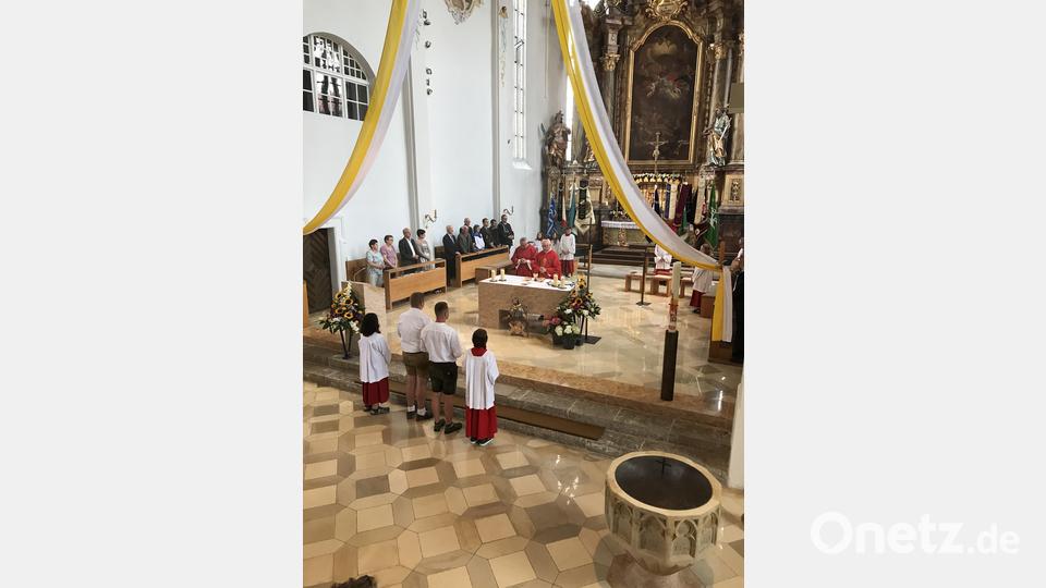Den Festgottesdienst zelebrierte der Ruhestandspfarrer Hans Peter Heindl und Diakon Dieter Gerstacker predigte. Bild: mma