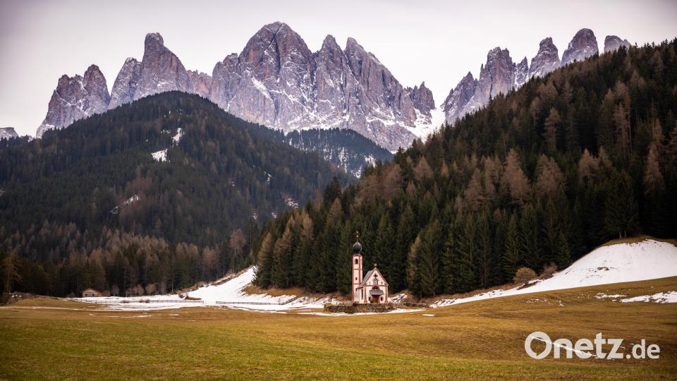 Die Dolomiten gehören ebenfalls zu den bekanntesten Hotspots. Um zu verhindern, dass die Wiesen und Felder um diese kleine Kirche zertrampelt werden, wurde ein Zaun und eine Aussichtsplattform gebaut. Bild: Peter Müller