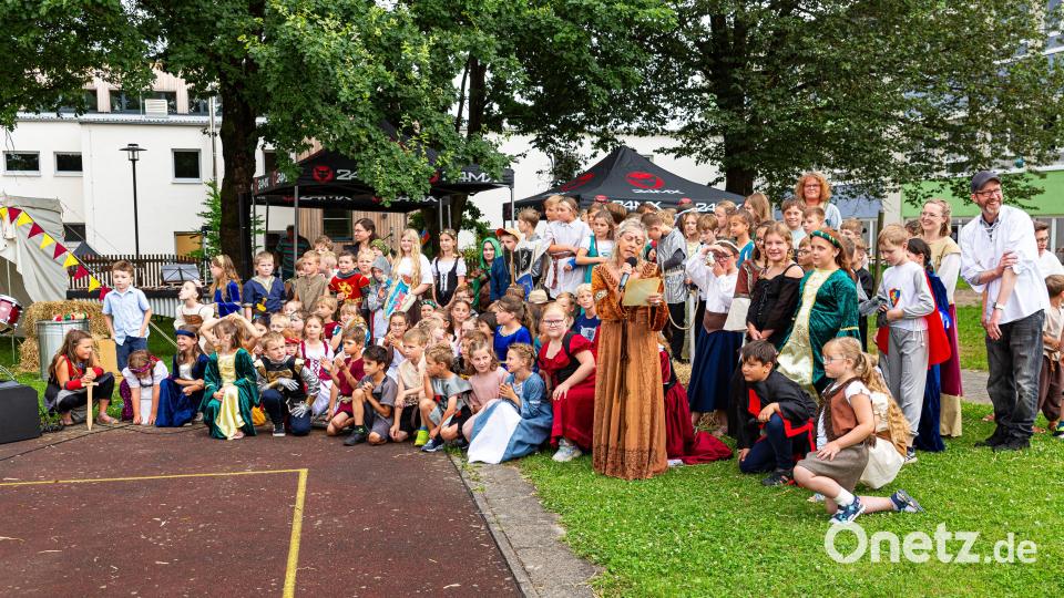 Alle Schüler und Lehrer waren eingebunden in das Musical „Rittergeschichten mit Johanna und Lutz/Der Angriff des Schwarzen Ritters“. Bild: Markus König/exb