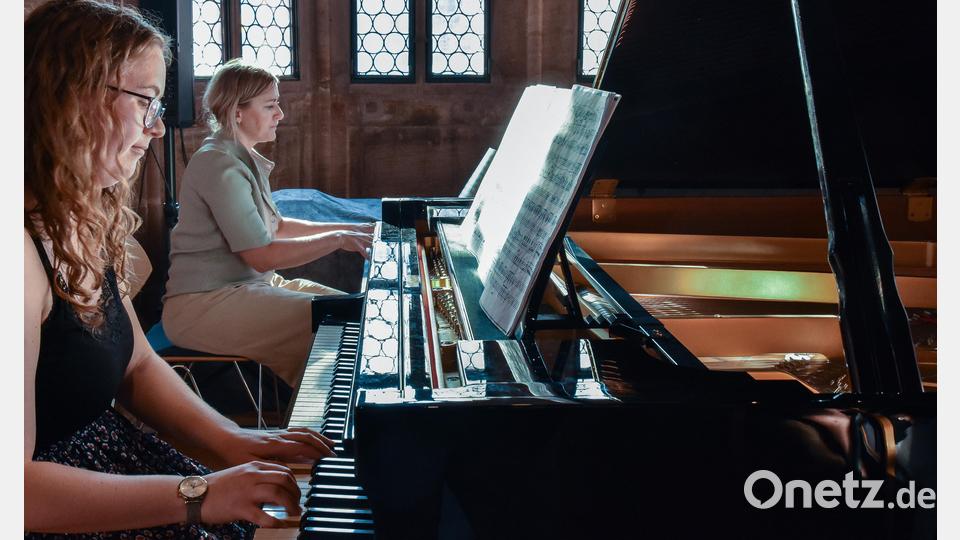 Isabella Kaiser (21, links) und Viktoria Dechant waren vierhändig am Klavier zu hören. Bild: Stephan Huber
