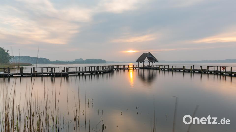 Den Badeort &quot;Timmendorfer Strand&quot; an der Ostsee kennen viele. Genauso wie diesen See, der dort in der Nähe liegt. Gerade der Steg mit seinem Häuschen ist ein beliebtes Motiv. Bild: Dr. Carmen Lööck