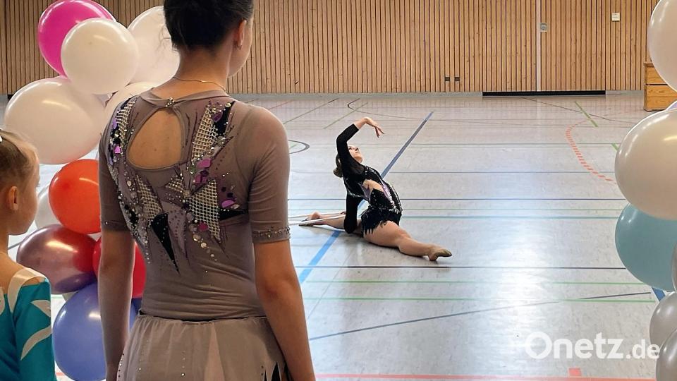 Tänzerische und akrobatische Elemente sowie der Umgang mit Geräten, wie dem Reifen, kennzeichnen die Rhythmische Sportgymnastik, die beim Inter Bergsteig von rund 70 Mädchen ausgeübt wird. Bild: Susanne Schwab