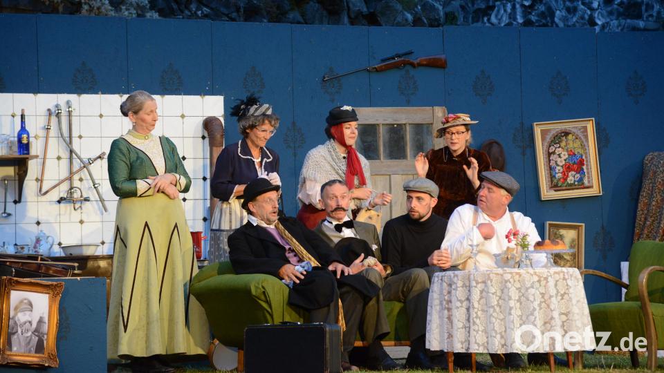 Die &quot;Musiker&quot; und die Damenrunde sprechen über ein gemeinsam geplantes, aber von den Damen gewünschtes Projekt. Bild: bey